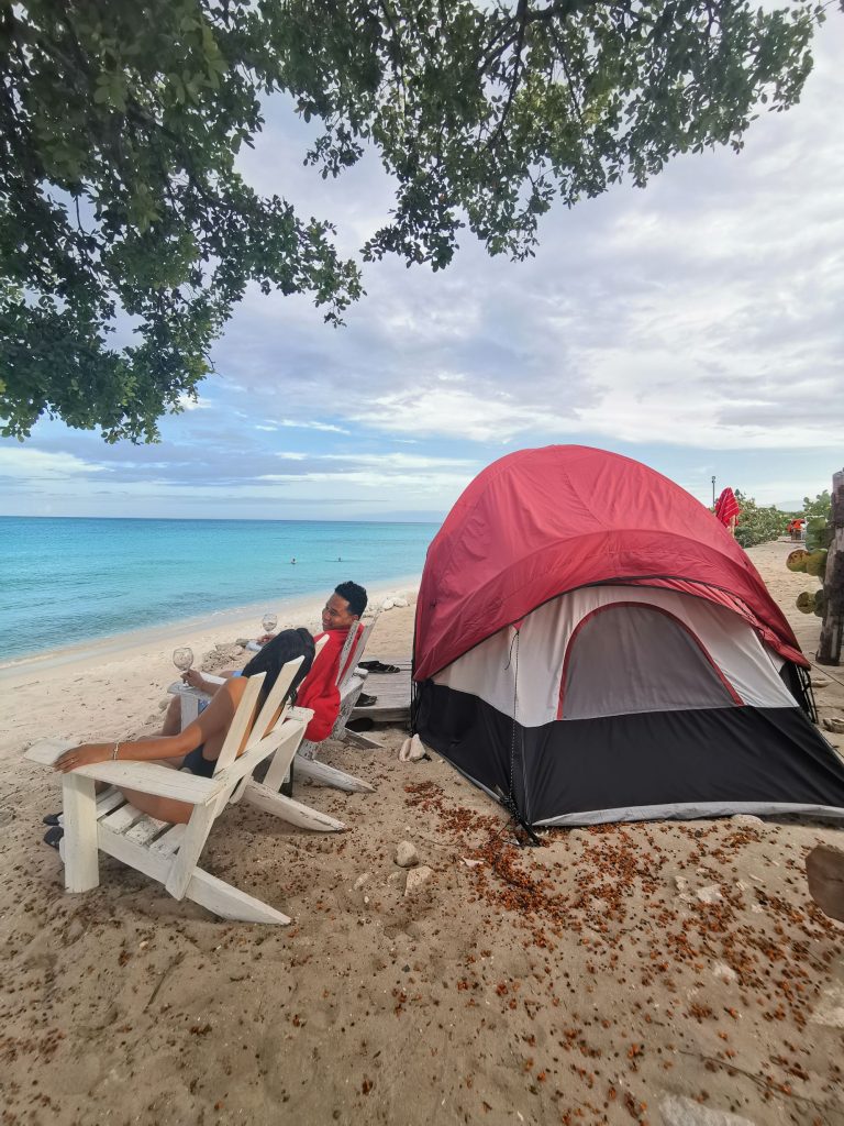 dos personas haciendo camping en Bahía de las Águilas