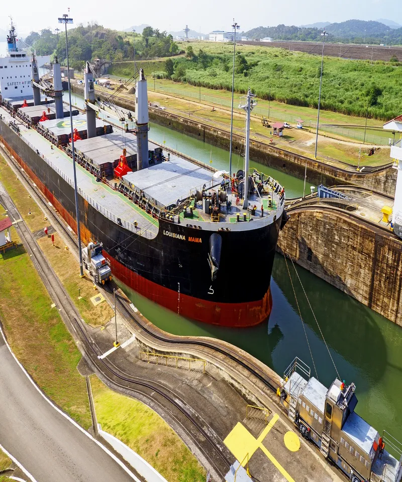 Barco en el canal de Panamá - qué hacer en Panamá