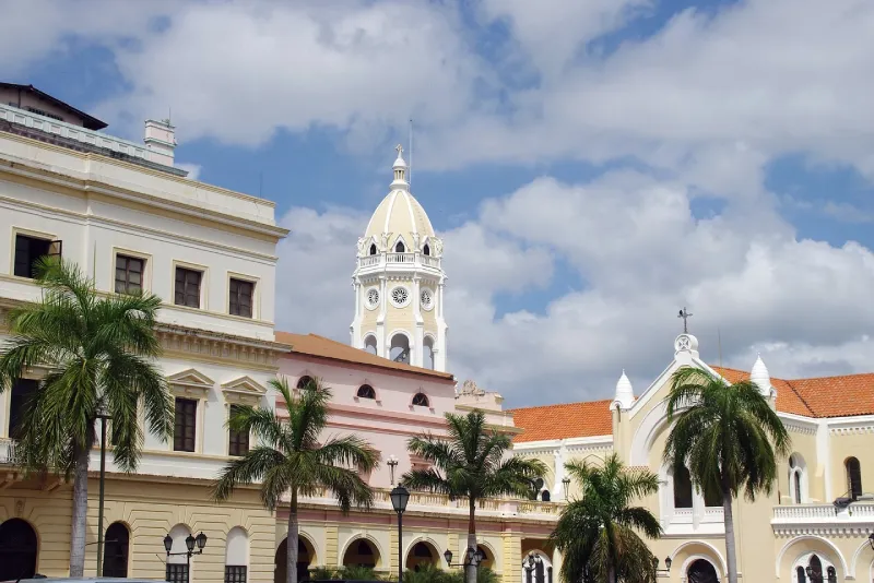 Vista de la torre de una iglesia - qué hacer en Panamá