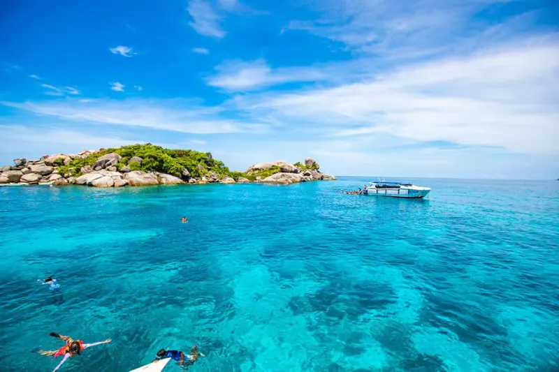 En este momento estás viendo Islas Similan, Tailandia 🇹🇭: un paraíso de playas y naturaleza que debes Conocer en 2025